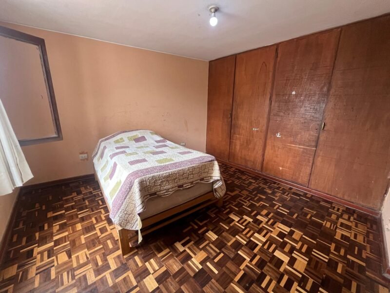 Casa en Venta con Mini Dpto de 2 Dorm. en 3er Nivel, Frente Al Parque Martinelli (Del Ciclista)