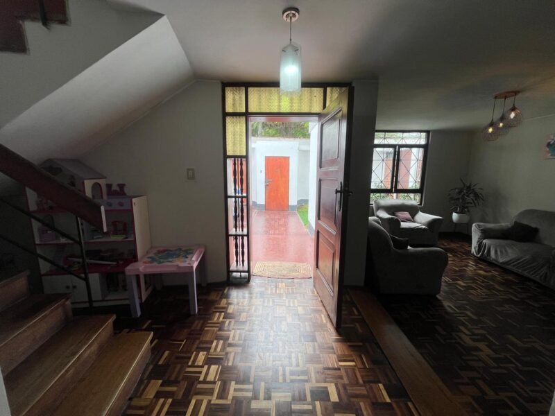 Casa en Venta con Mini Dpto de 2 Dorm. en 3er Nivel, Frente Al Parque Martinelli (Del Ciclista)