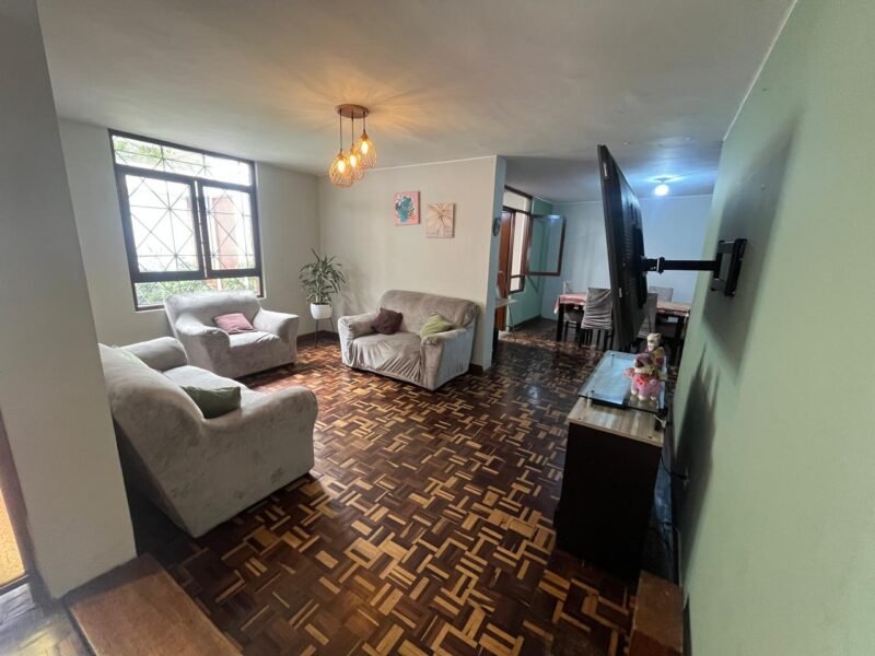 Casa en Venta con Mini Dpto de 2 Dorm. en 3er Nivel, Frente Al Parque Martinelli (Del Ciclista)