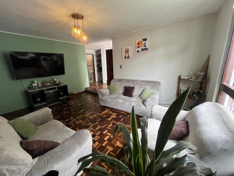 Casa en Venta con Mini Dpto de 2 Dorm. en 3er Nivel, Frente Al Parque Martinelli (Del Ciclista)